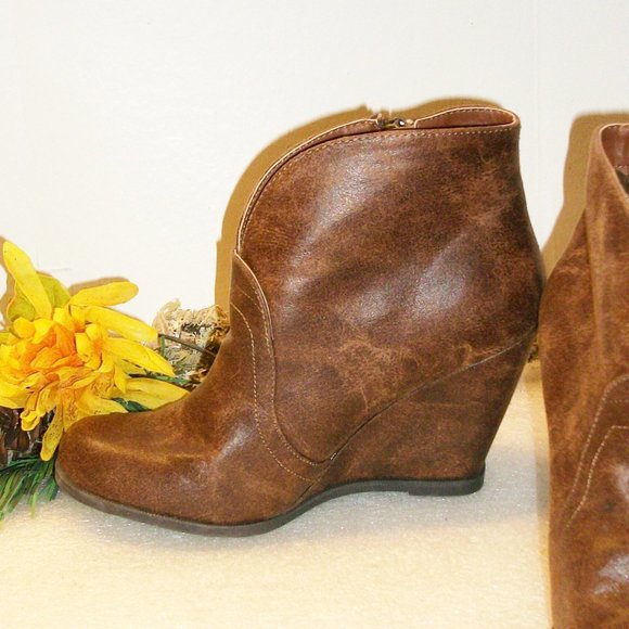 QUPID Sz 5.5 NEW Brown Distressed Look Faux Leather Booties 3 1/4 Wedge Side Zip - Picture 5 of 14
